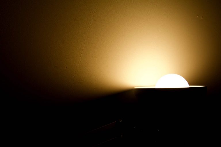 Oświetlenie dla domu: gdzie zamontować lampy zewnętrzne?
